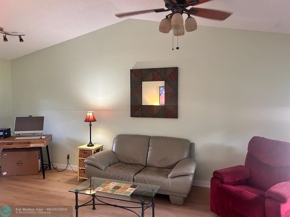 Active With Contract: $226,500 (1 beds, 1 baths, 750 Square Feet)