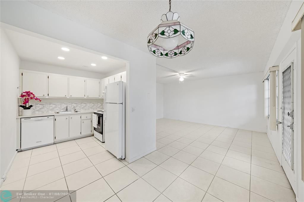 For Sale: $210,000 (2 beds, 1 baths, 953 Square Feet)