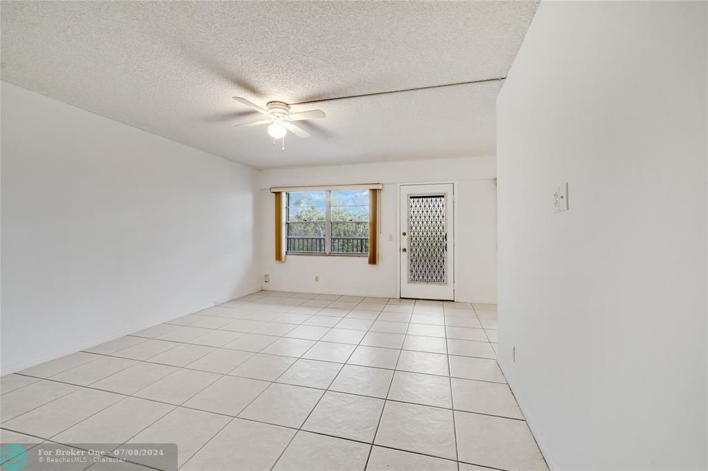 For Sale: $210,000 (2 beds, 1 baths, 953 Square Feet)