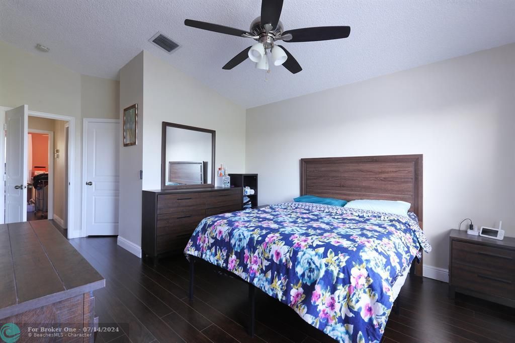 For Sale: $399,000 (2 beds, 1 baths, 1047 Square Feet)