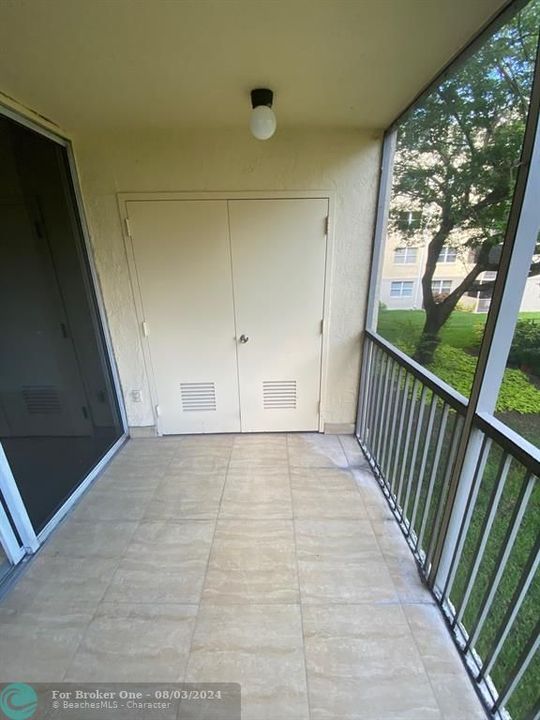 Active With Contract: $1,800 (1 beds, 1 baths, 810 Square Feet)