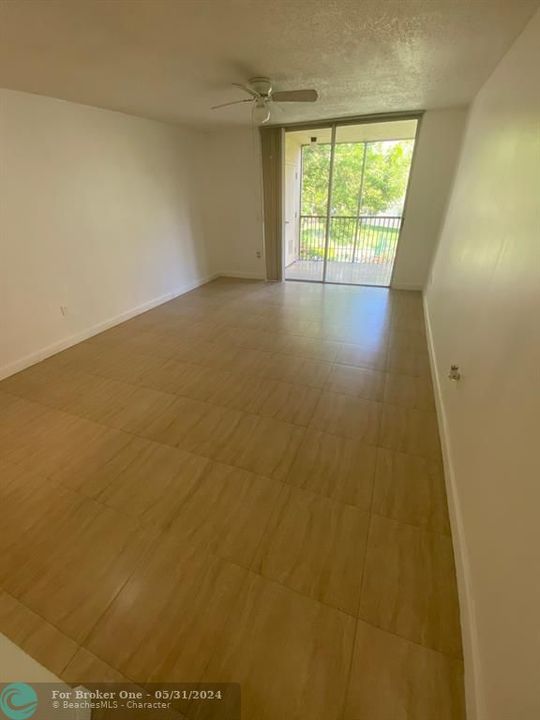 Active With Contract: $1,800 (1 beds, 1 baths, 810 Square Feet)