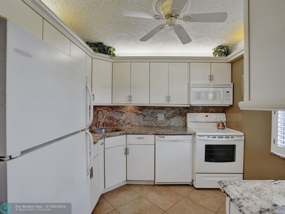 For Sale: $157,000 (2 beds, 2 baths, 990 Square Feet)