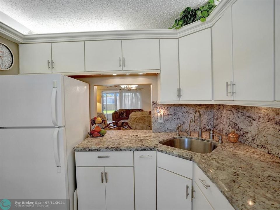 For Sale: $157,000 (2 beds, 2 baths, 990 Square Feet)