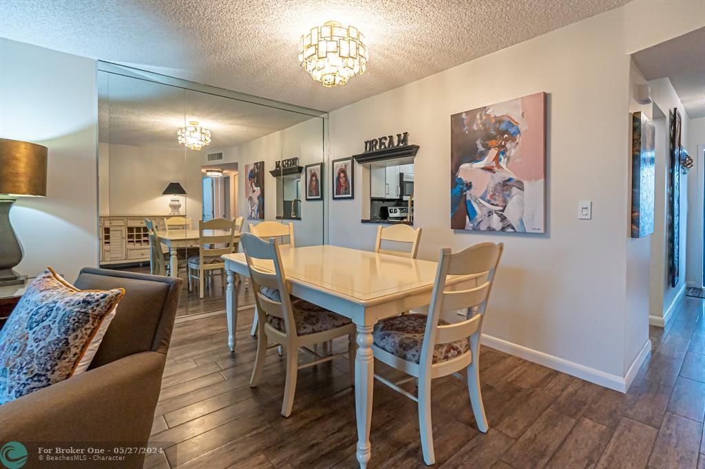 For Sale: $214,999 (2 beds, 2 baths, 1000 Square Feet)