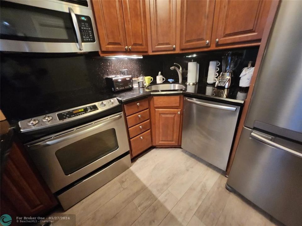 For Rent: $3,350 (2 beds, 2 baths, 1030 Square Feet)