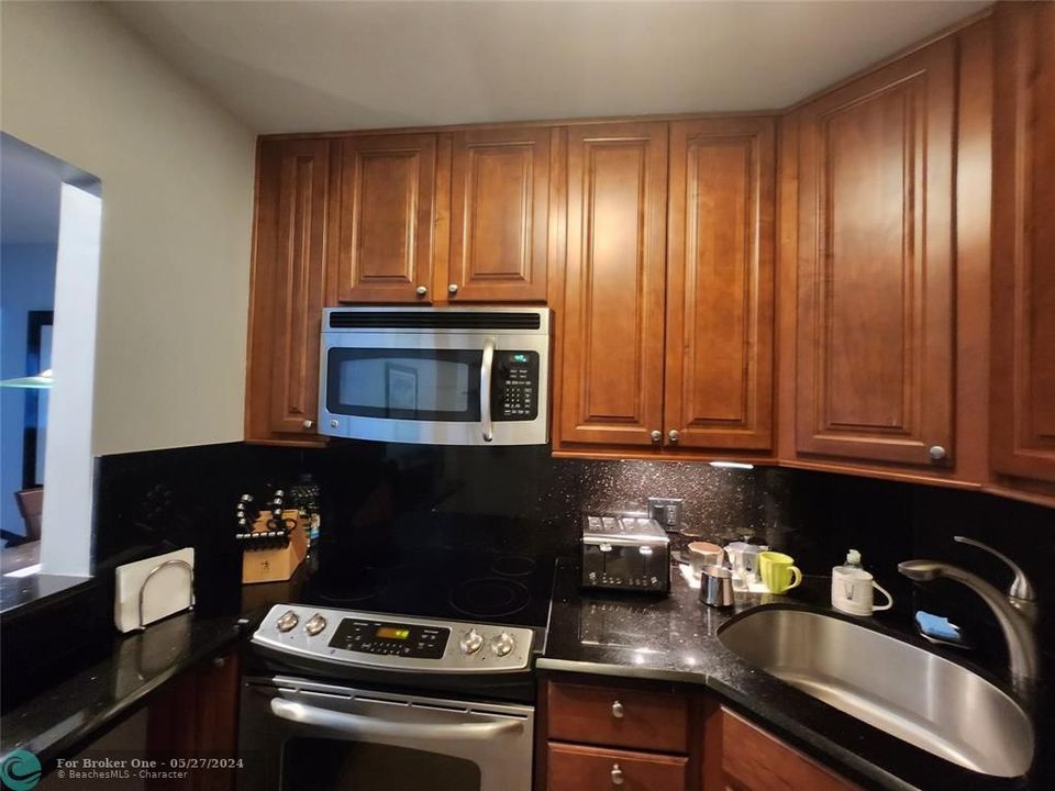 For Rent: $3,350 (2 beds, 2 baths, 1030 Square Feet)