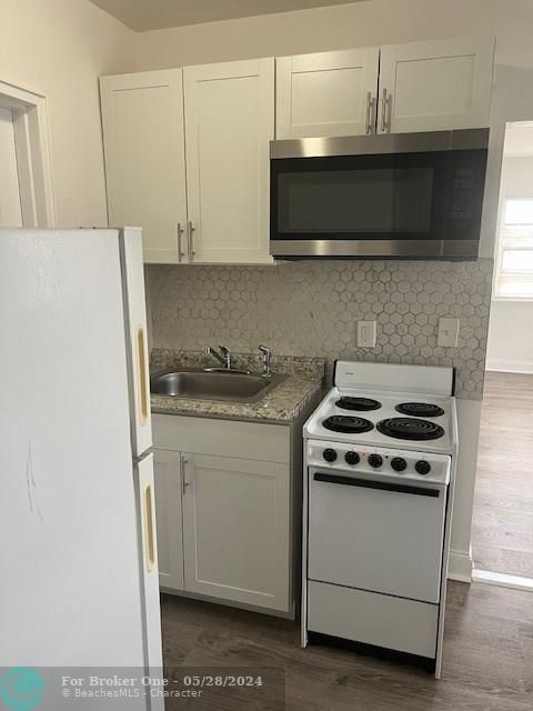For Sale: $1,400 (1 beds, 1 baths, 3206 Square Feet)
