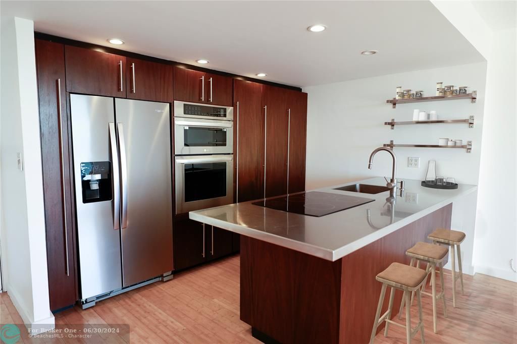For Sale: $599,000 (1 beds, 1 baths, 950 Square Feet)