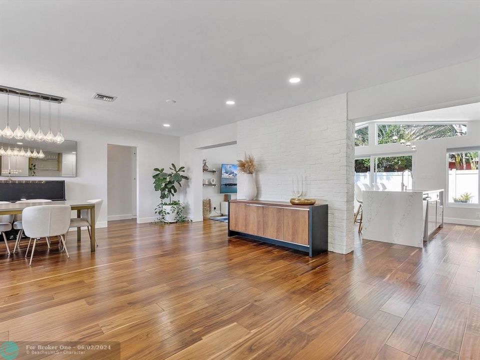 Active With Contract: $945,000 (3 beds, 2 baths, 1712 Square Feet)