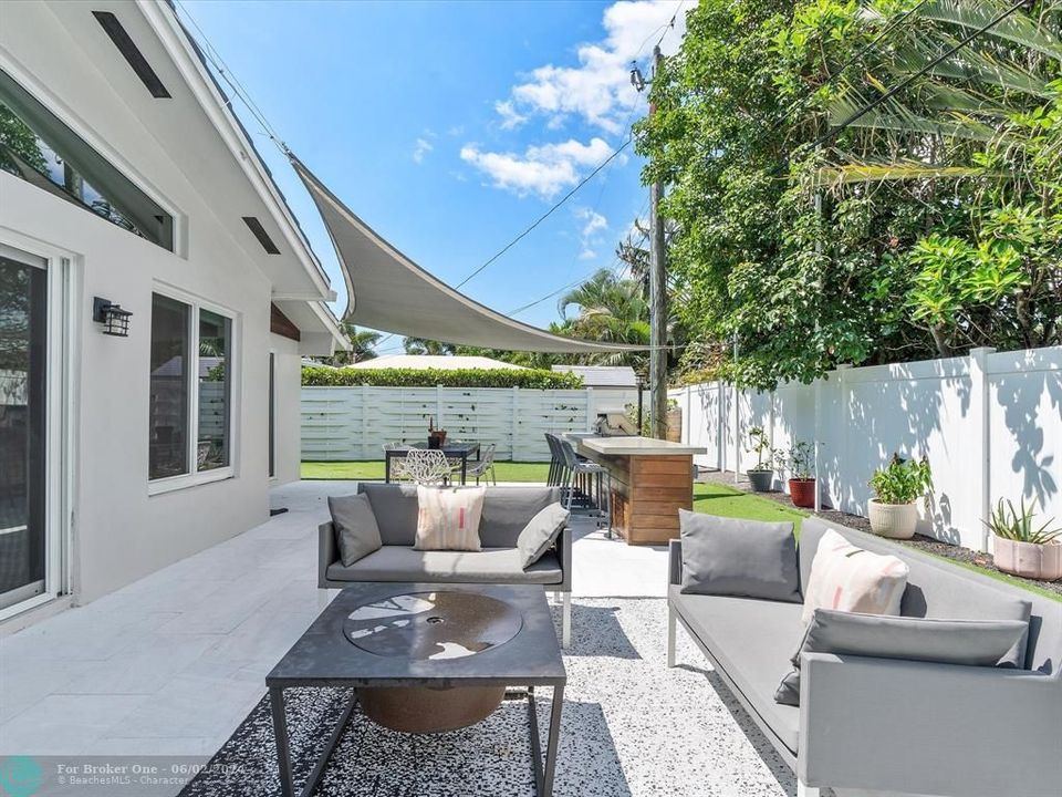 Active With Contract: $945,000 (3 beds, 2 baths, 1712 Square Feet)