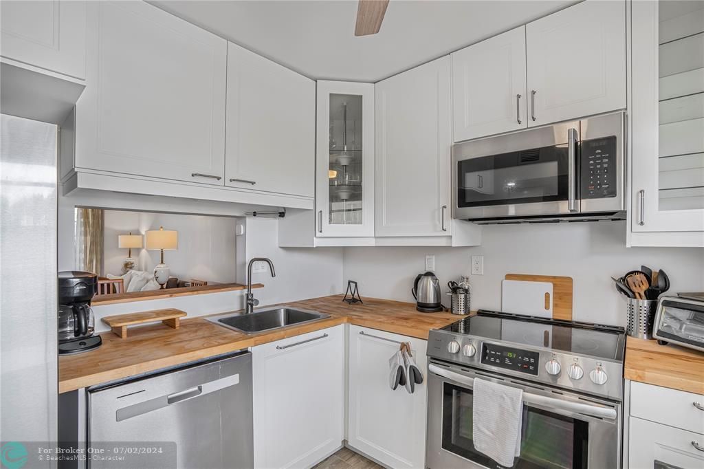 For Rent: $1,550 (1 beds, 1 baths, 705 Square Feet)