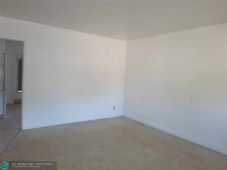 For Sale: $1,500 (1 beds, 1 baths, 700 Square Feet)