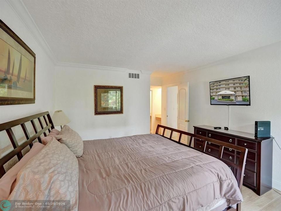For Sale: $318,750 (2 beds, 2 baths, 1121 Square Feet)