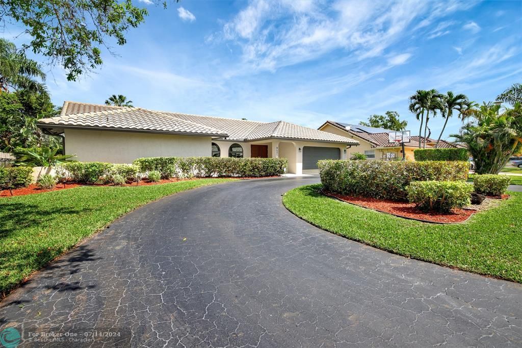 Active With Contract: $862,900 (4 beds, 3 baths, 3168 Square Feet)