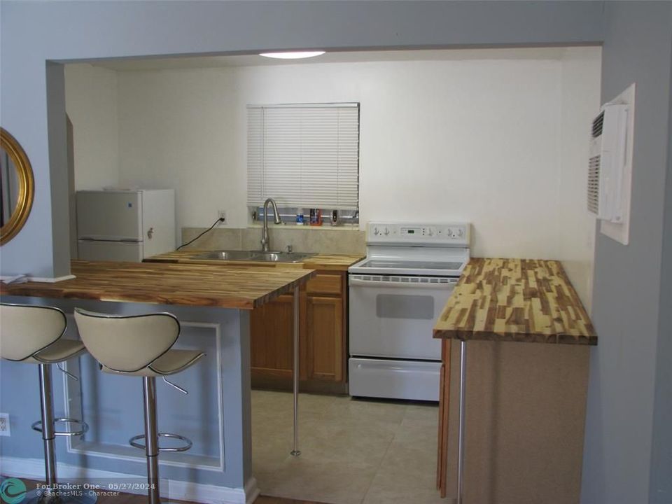 For Rent: $1,800 (1 beds, 1 baths, 736 Square Feet)