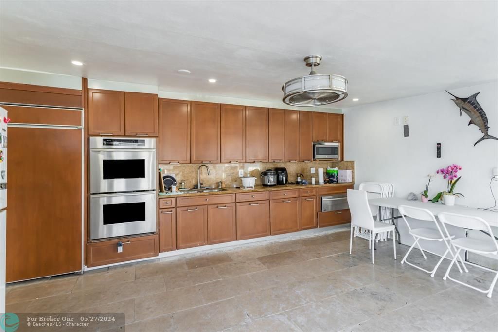Active With Contract: $929,000 (3 beds, 2 baths, 1772 Square Feet)