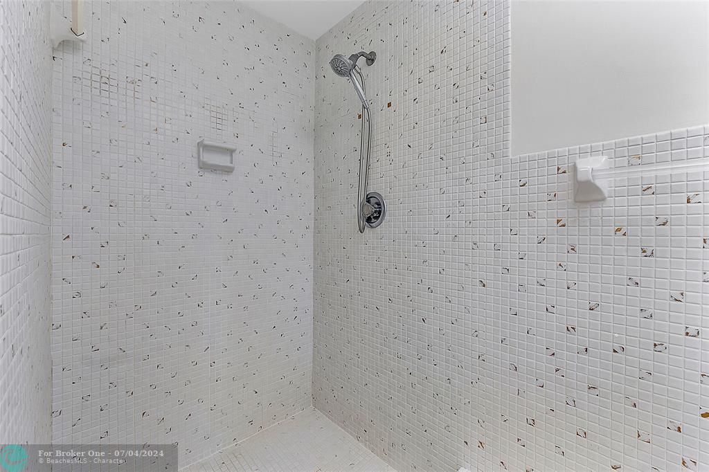 合同活跃: $615,000 (3 贝兹, 2 浴室, 1724 平方英尺)
