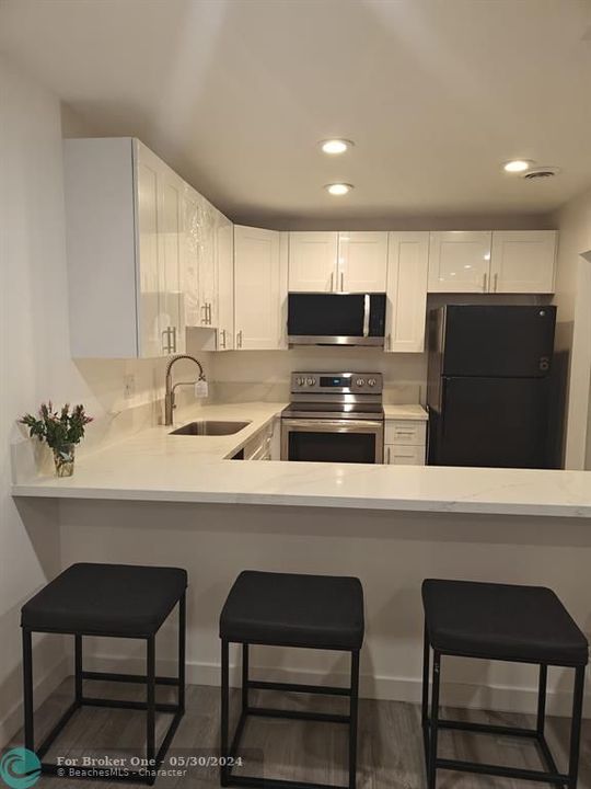 For Rent: $2,000 (2 beds, 1 baths, 825 Square Feet)