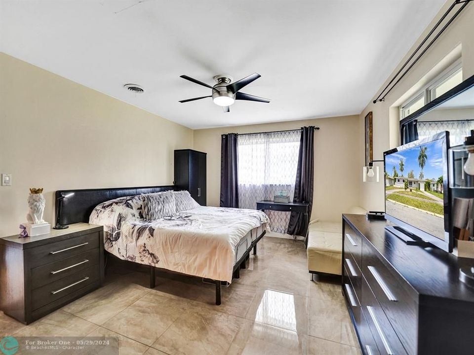 En Venta: $650,000 (3 camas, 2 baños, 1608 Pies cuadrados)