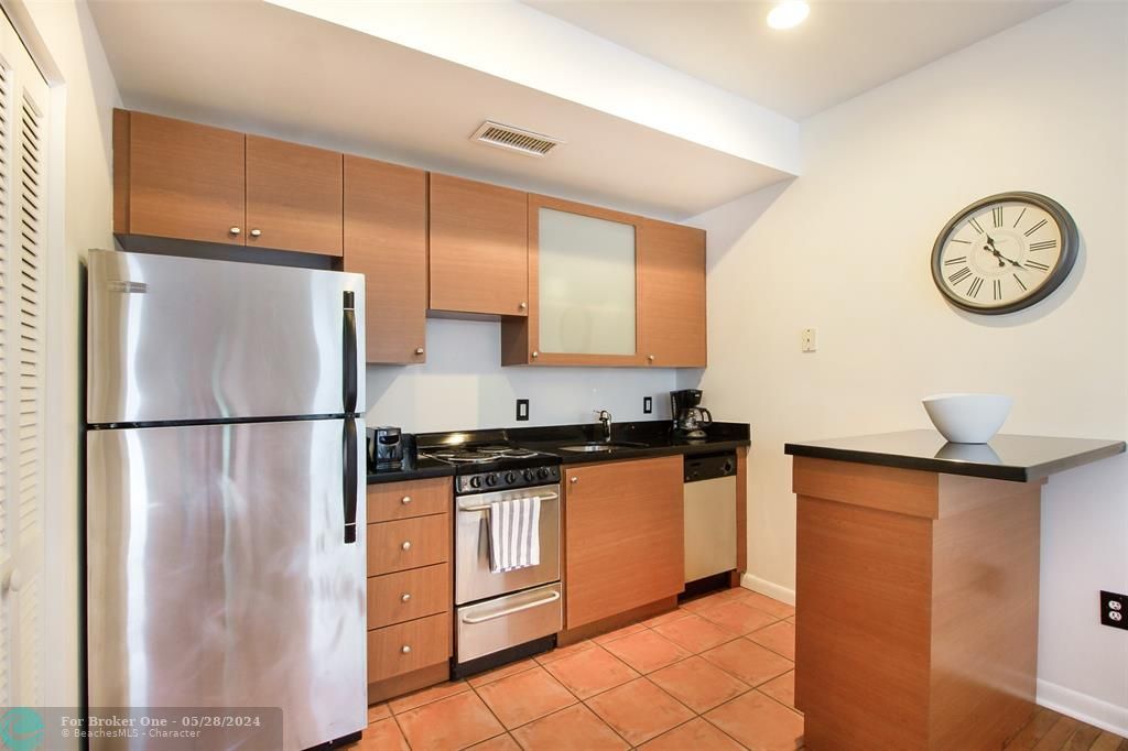 For Sale: $250,000 (1 beds, 1 baths, 515 Square Feet)