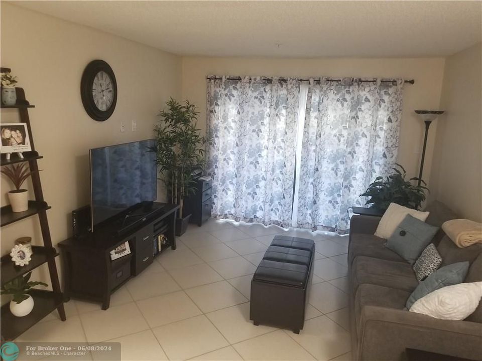 For Sale: $265,000 (2 beds, 1 baths, 925 Square Feet)