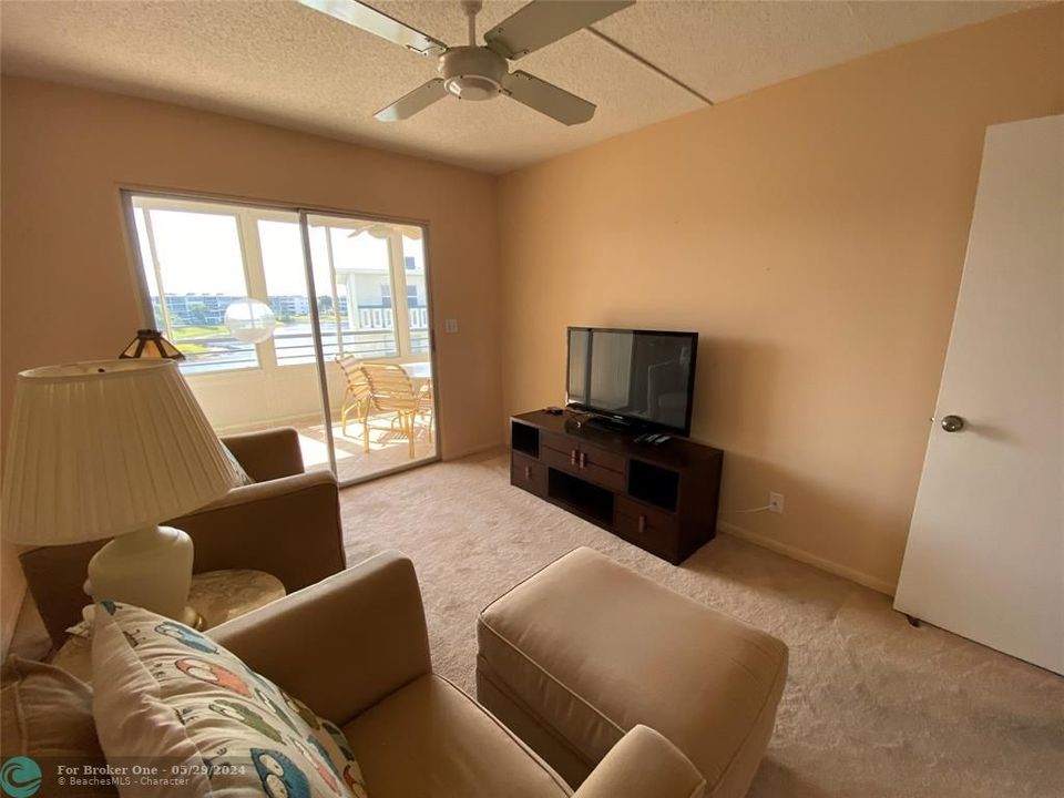 For Sale: $197,000 (2 beds, 2 baths, 983 Square Feet)