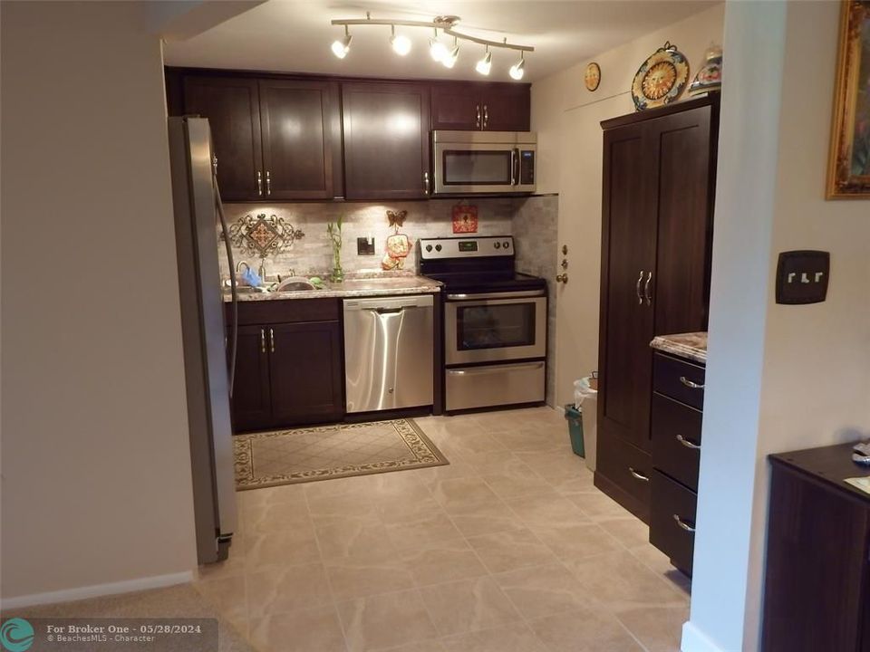 For Sale: $224,900 (2 beds, 2 baths, 1150 Square Feet)