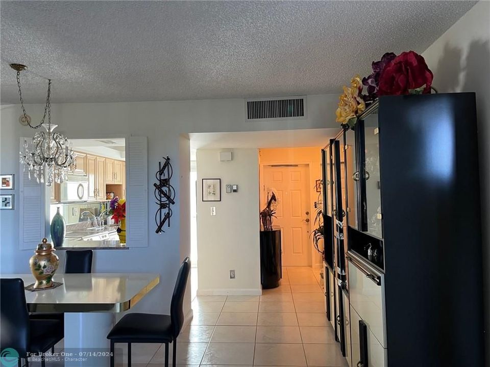 For Rent: $6,000 (2 beds, 2 baths, 1040 Square Feet)