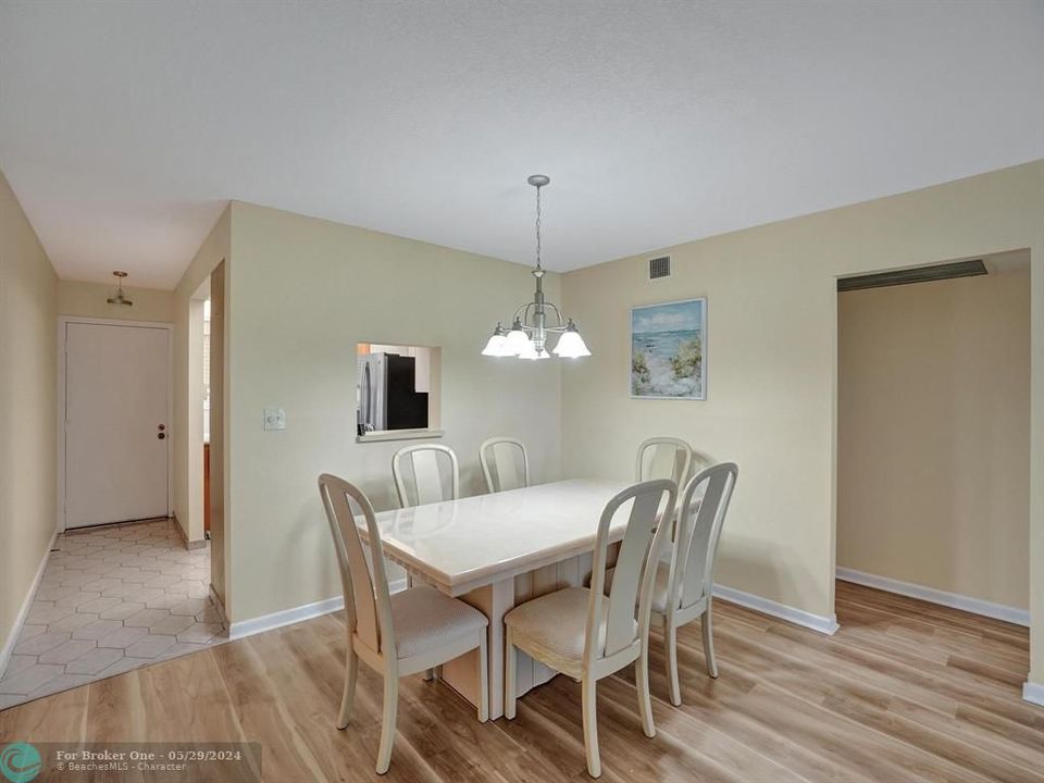 For Sale: $149,800 (2 beds, 2 baths, 1161 Square Feet)