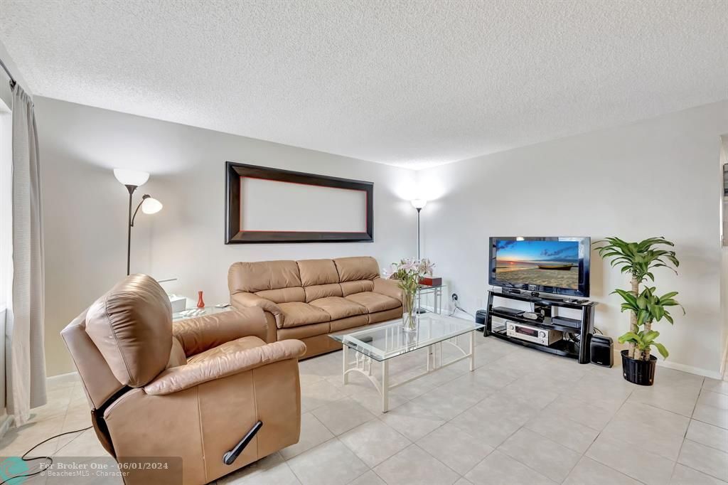For Sale: $305,000 (2 beds, 2 baths, 835 Square Feet)