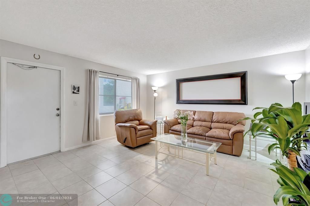 For Sale: $305,000 (2 beds, 2 baths, 835 Square Feet)