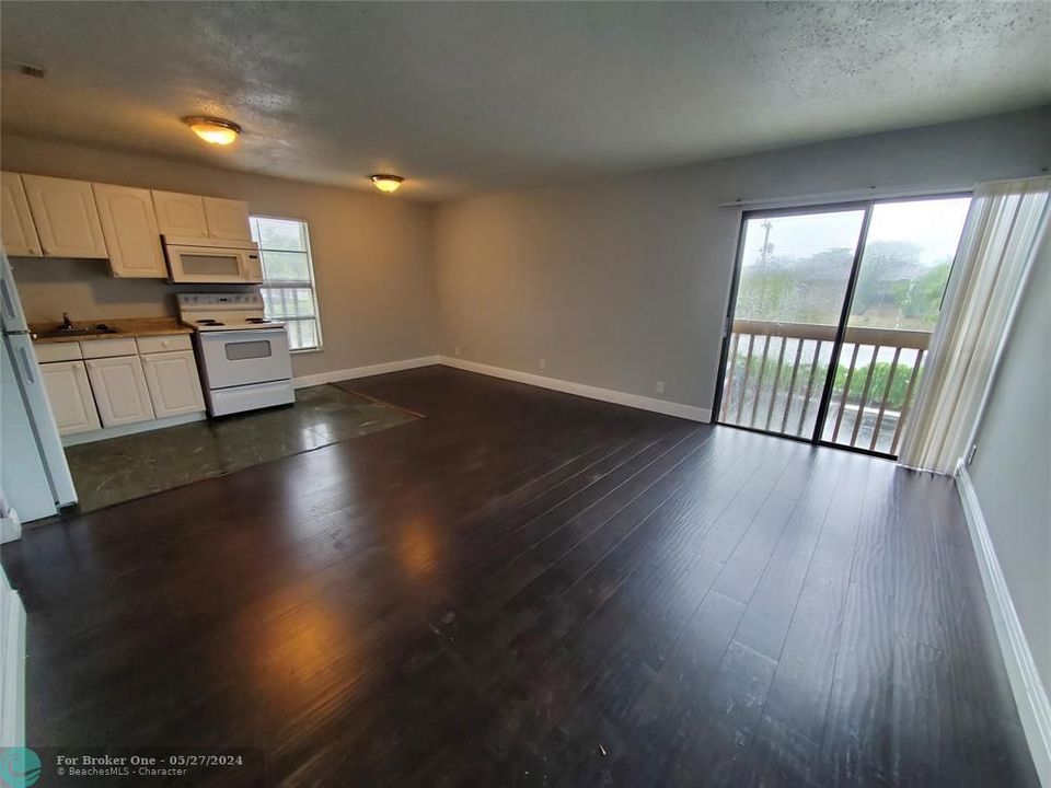 For Sale: $199,900 (2 beds, 2 baths, 800 Square Feet)
