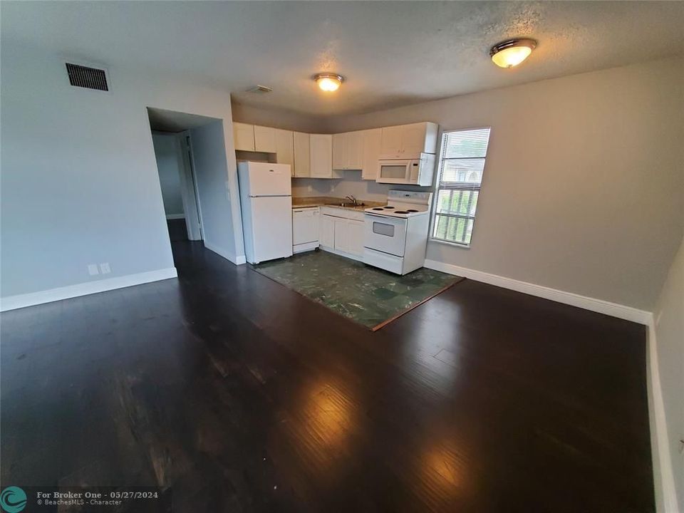 For Sale: $199,900 (2 beds, 2 baths, 800 Square Feet)