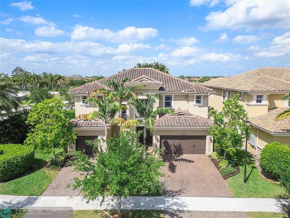 Active With Contract: $1,599,999 (5 beds, 6 baths, 4542 Square Feet)