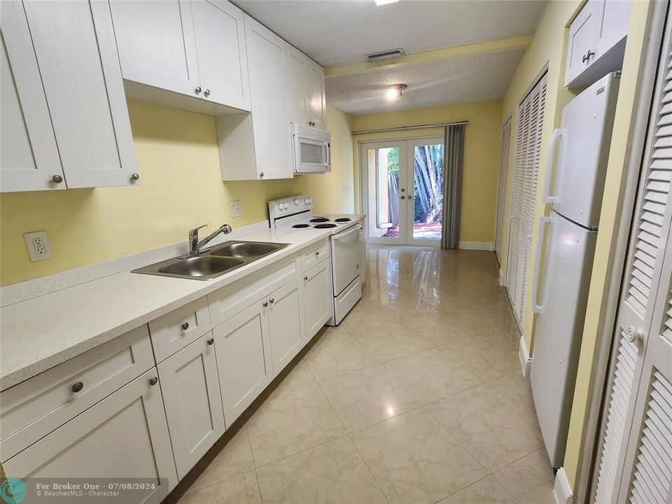Active With Contract: $2,300 (2 beds, 1 baths, 2106 Square Feet)