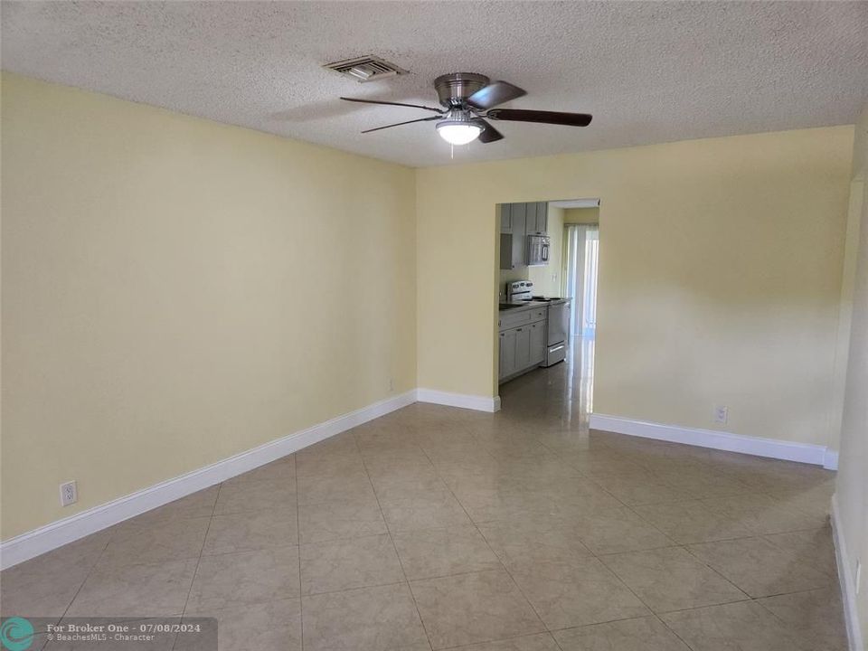 Active With Contract: $2,300 (2 beds, 1 baths, 2106 Square Feet)