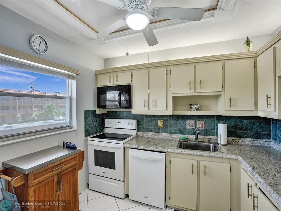 For Sale: $150,000 (2 beds, 2 baths, 1100 Square Feet)