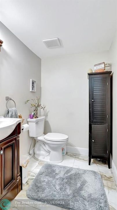 Active With Contract: $249,000 (2 beds, 1 baths, 982 Square Feet)