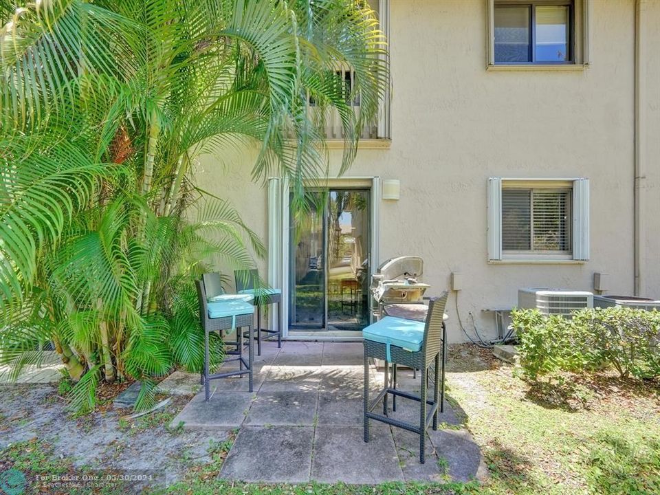 For Sale: $289,900 (2 beds, 2 baths, 761 Square Feet)