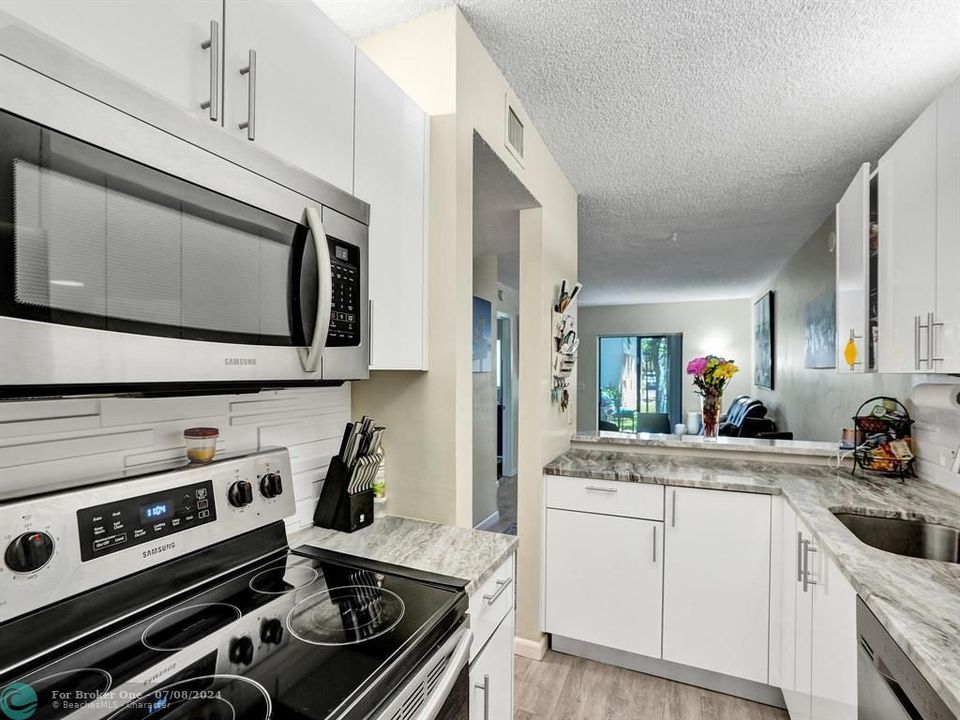 For Sale: $289,900 (2 beds, 2 baths, 761 Square Feet)