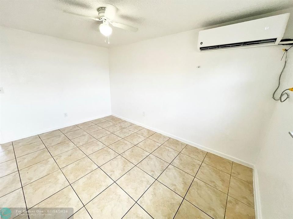 For Rent: $1,599 (1 beds, 1 baths, 4752 Square Feet)