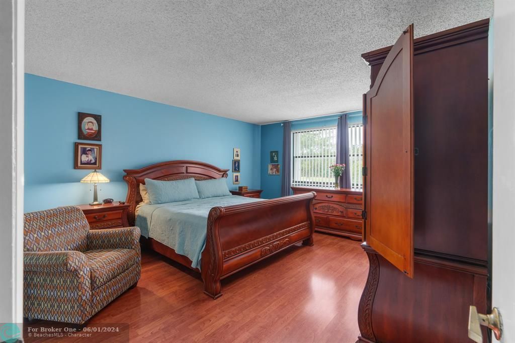 For Sale: $369,900 (2 beds, 2 baths, 1292 Square Feet)