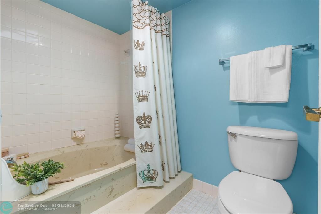 For Sale: $369,900 (2 beds, 2 baths, 1292 Square Feet)