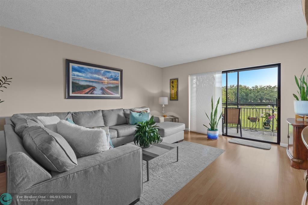 For Sale: $363,500 (2 beds, 2 baths, 1292 Square Feet)