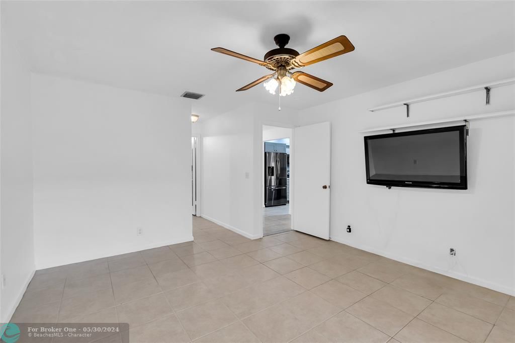 Active With Contract: $295,000 (2 beds, 2 baths, 1180 Square Feet)