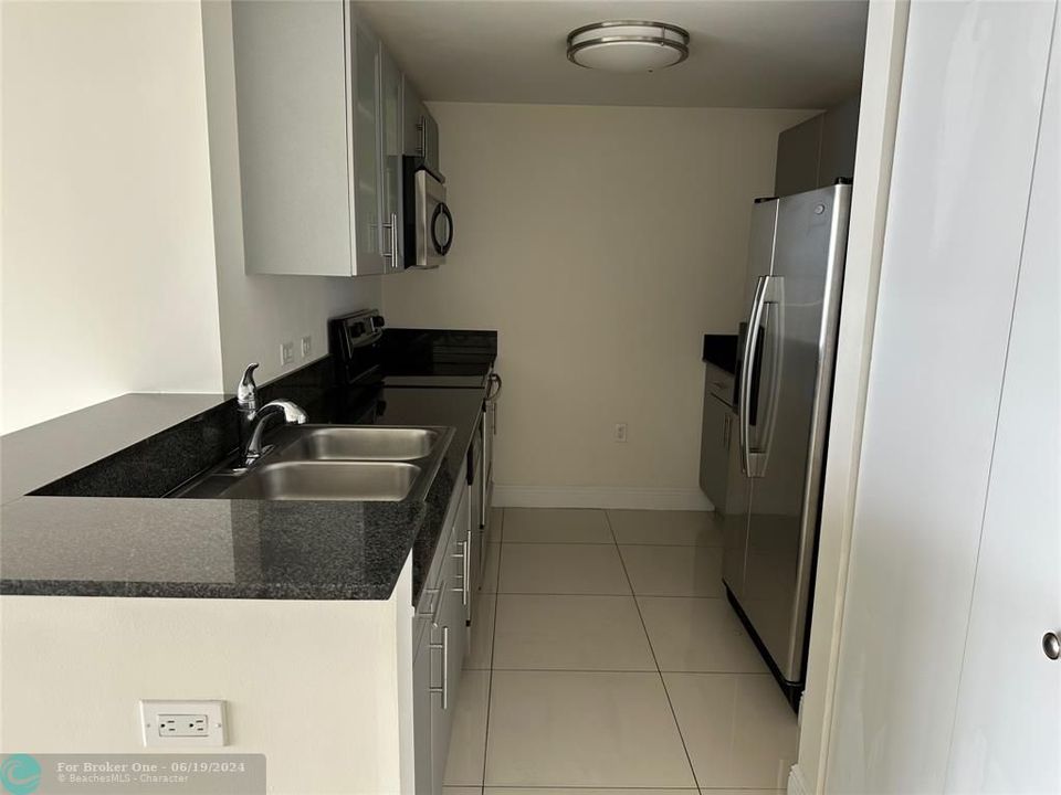 For Rent: $3,000 (1 beds, 2 baths, 987 Square Feet)