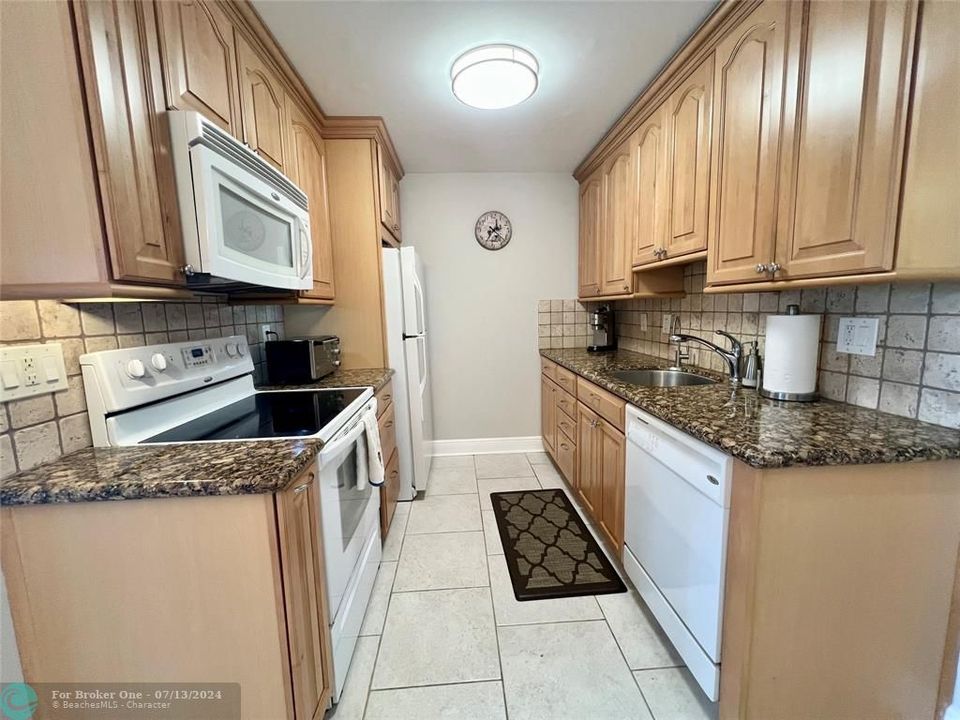 For Sale: $199,000 (1 beds, 2 baths, 770 Square Feet)