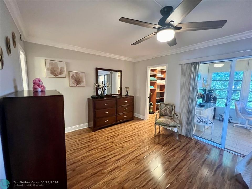 For Sale: $199,000 (1 beds, 2 baths, 770 Square Feet)