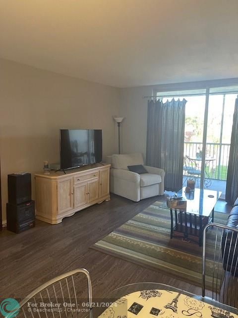 For Sale: $124,999 (1 beds, 1 baths, 850 Square Feet)
